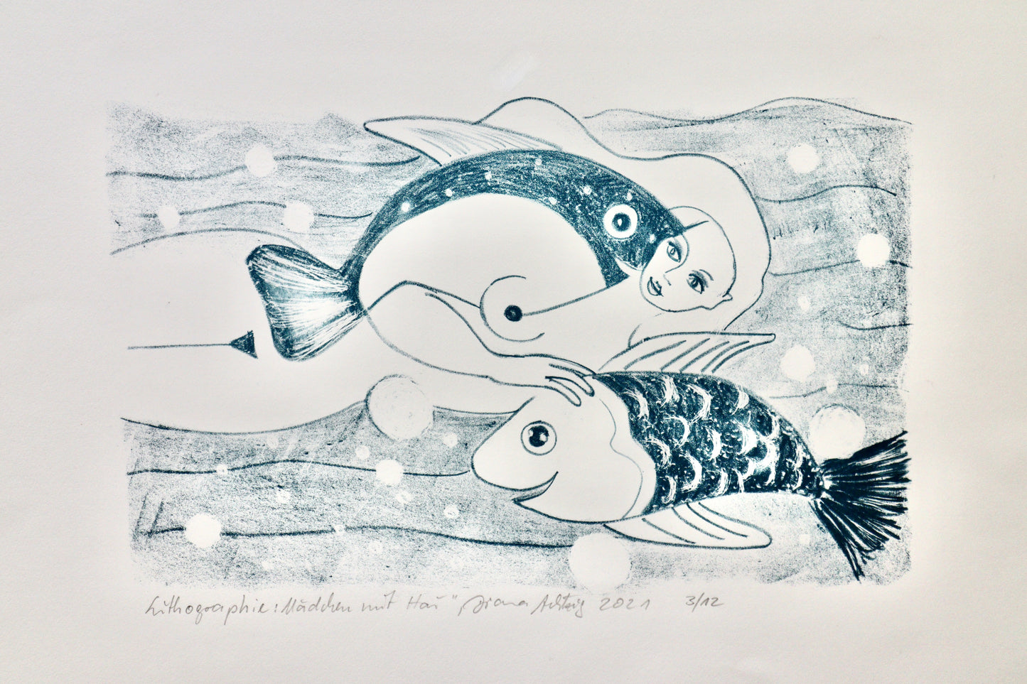 Akt, Erotik, Blau-Weiß-Lithographie-Lithografie: "Mädchen mit Fischen" 6 Auflagen, A2, 2020,
