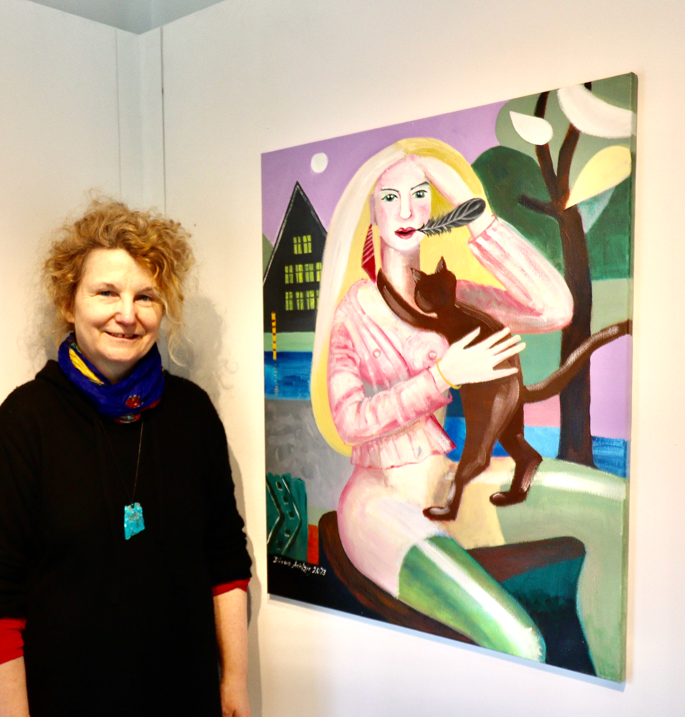 Erotik: "Frau mit brauner Katze vor dem Haus"