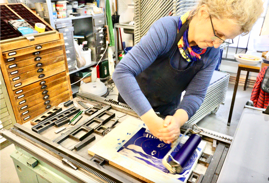 Blauer Osterhase – Linoldruck